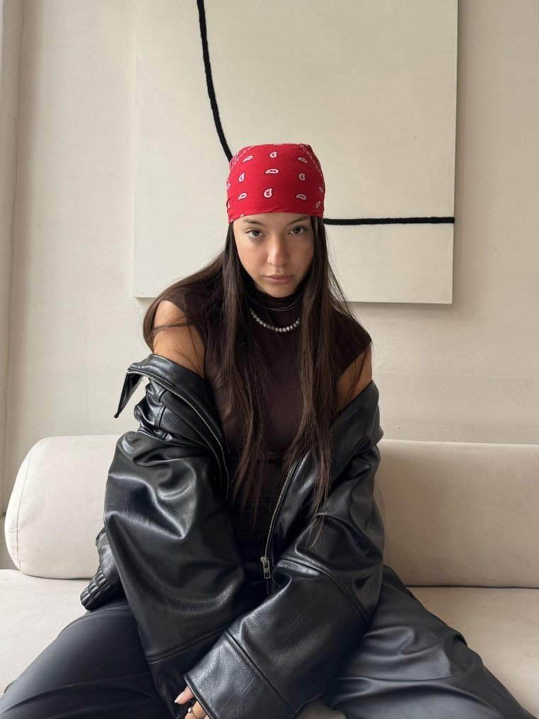 Antonella con pañuelo rojo, campera de cuero