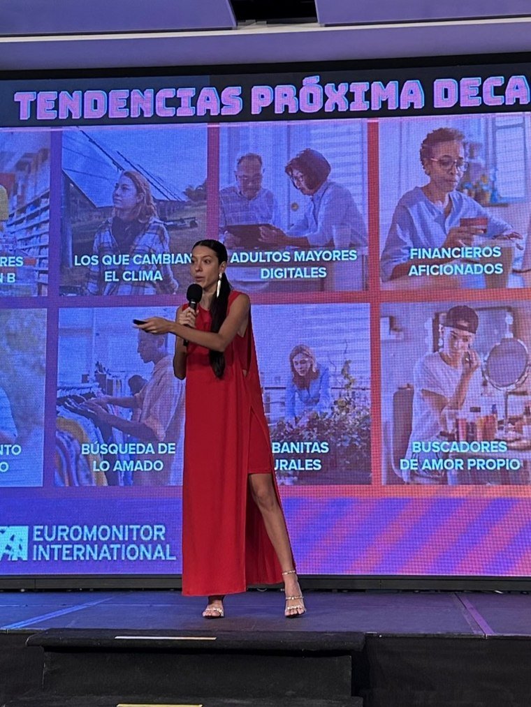 Antonella dando una conferencia sobre tendencias