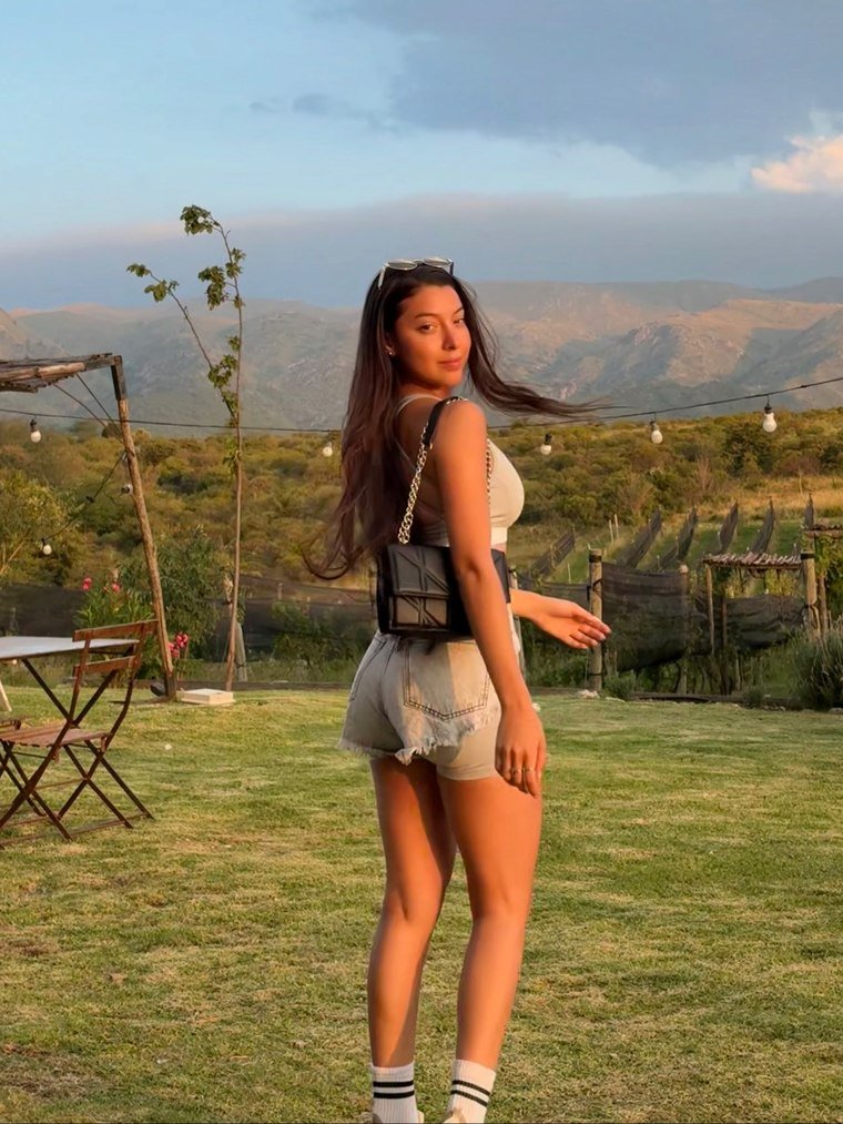 Antonella en un atardecer entre las sierras
