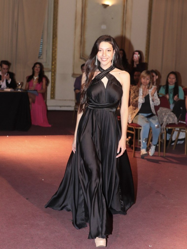 Antonella desfilando con vestido negro