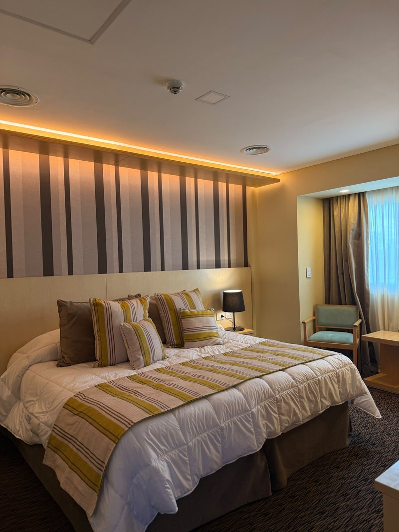 Habitación de hotel con iluminación cálida