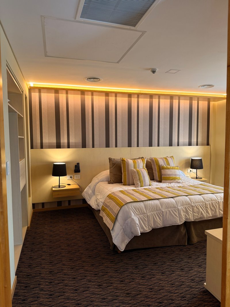 Habitación con veladores encendidos