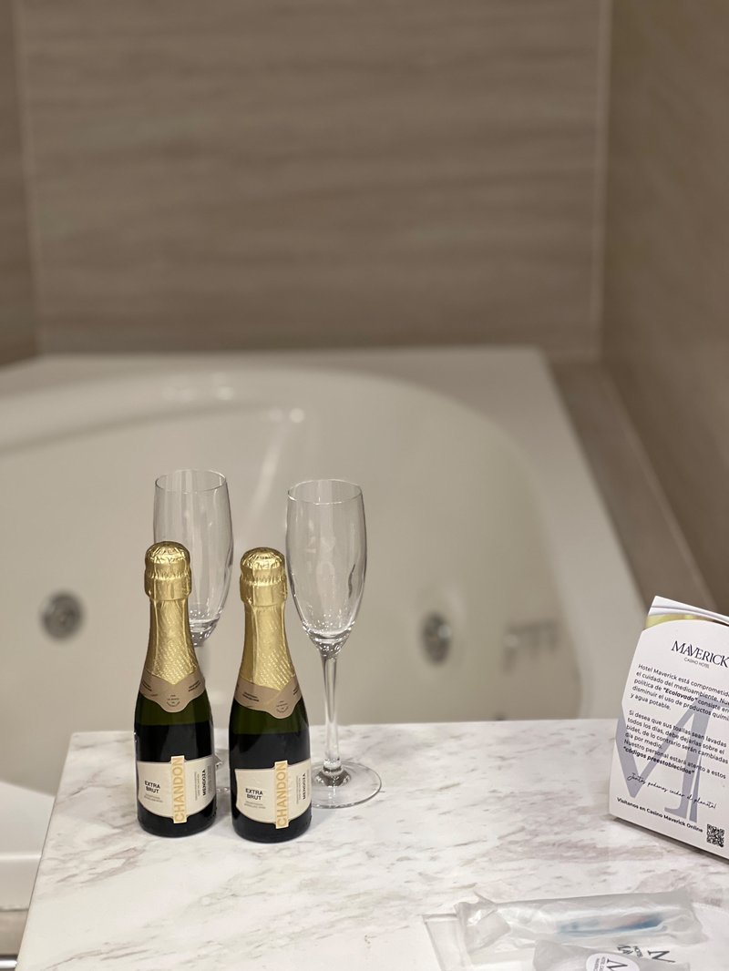 Copas y espumante junto al jacuzzi