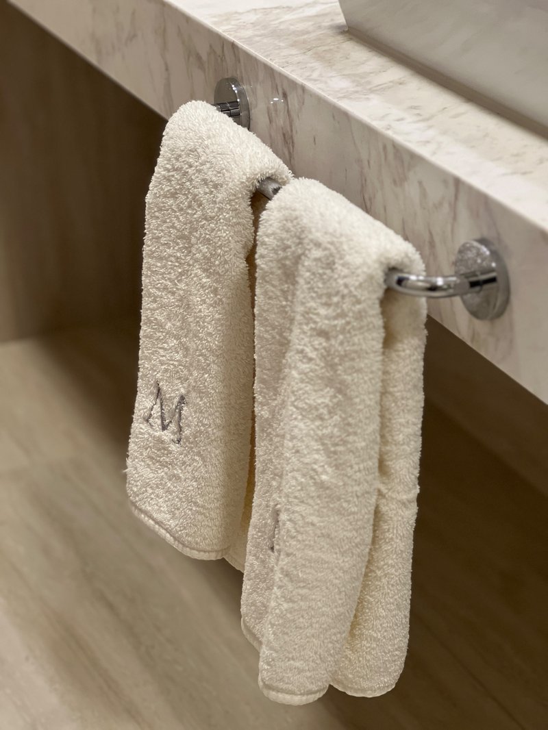 Toallas bordadas en el baño