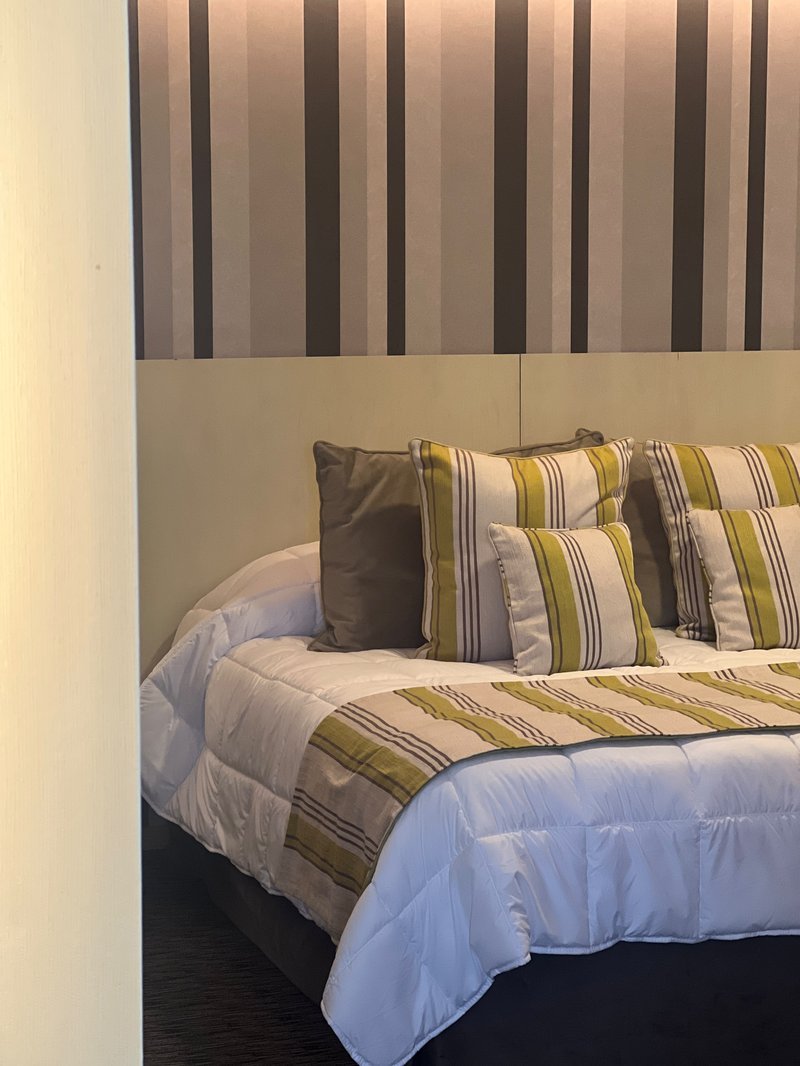 Cama con almohadones a rayas