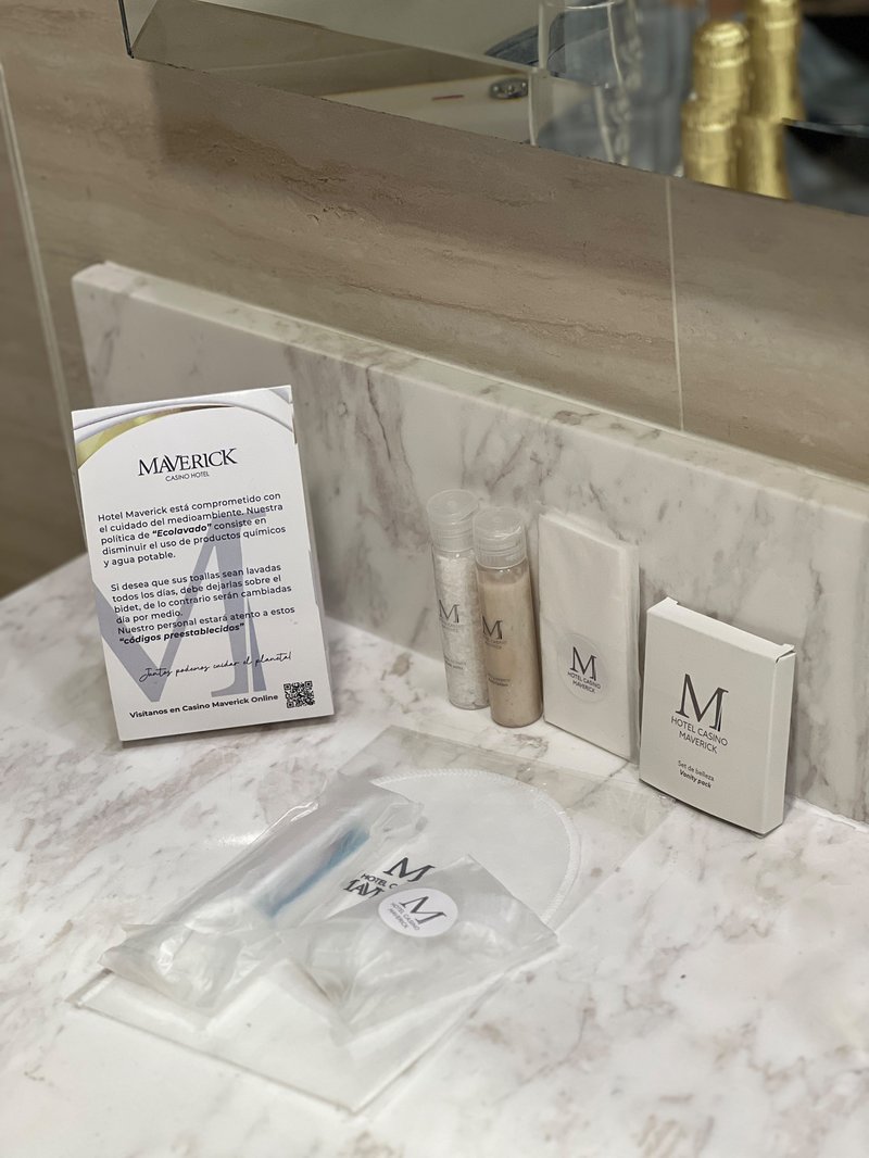 Amenities del hotel sobre mármol