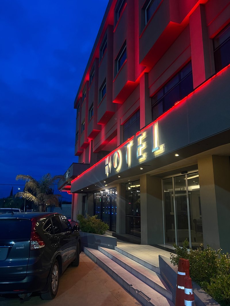 Fachada del hotel de noche
