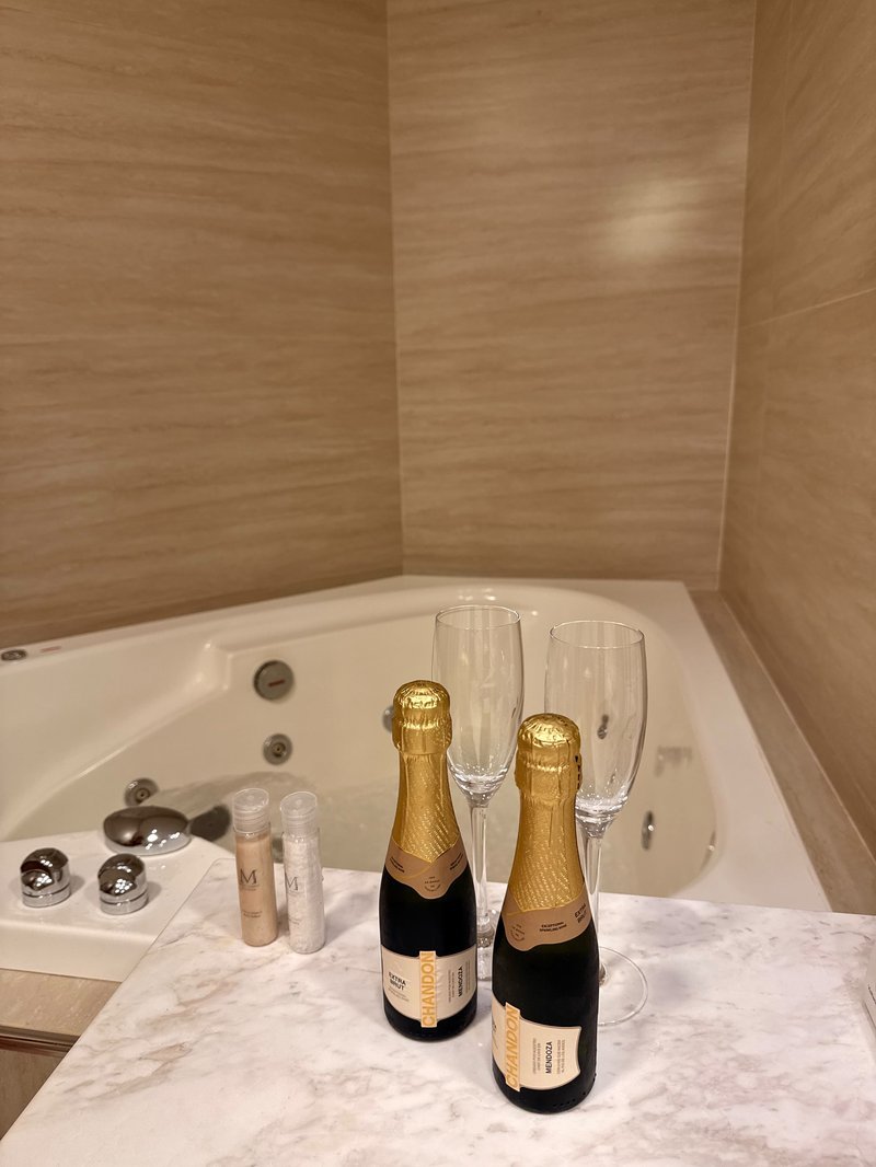 Jacuzzi con espumante de cortesía