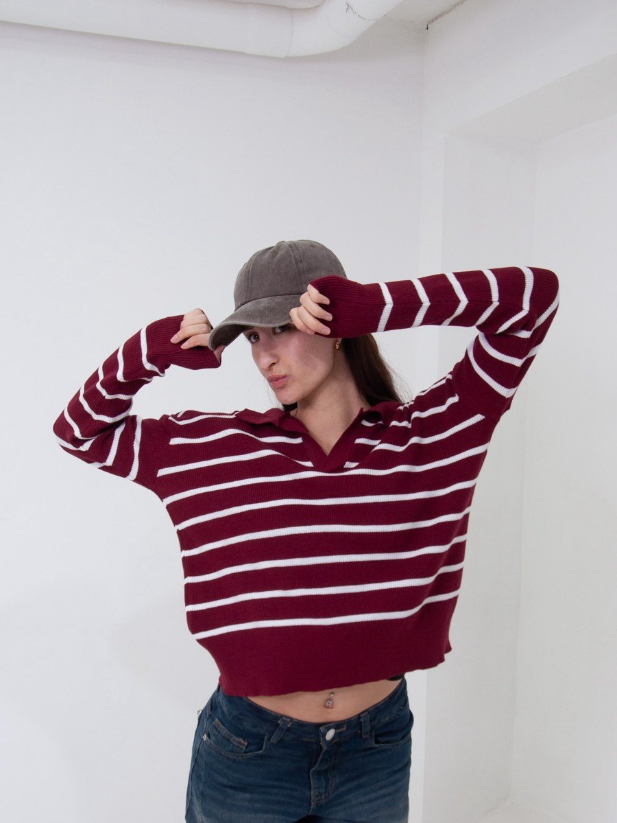 Francina con sweater rayado y gorra